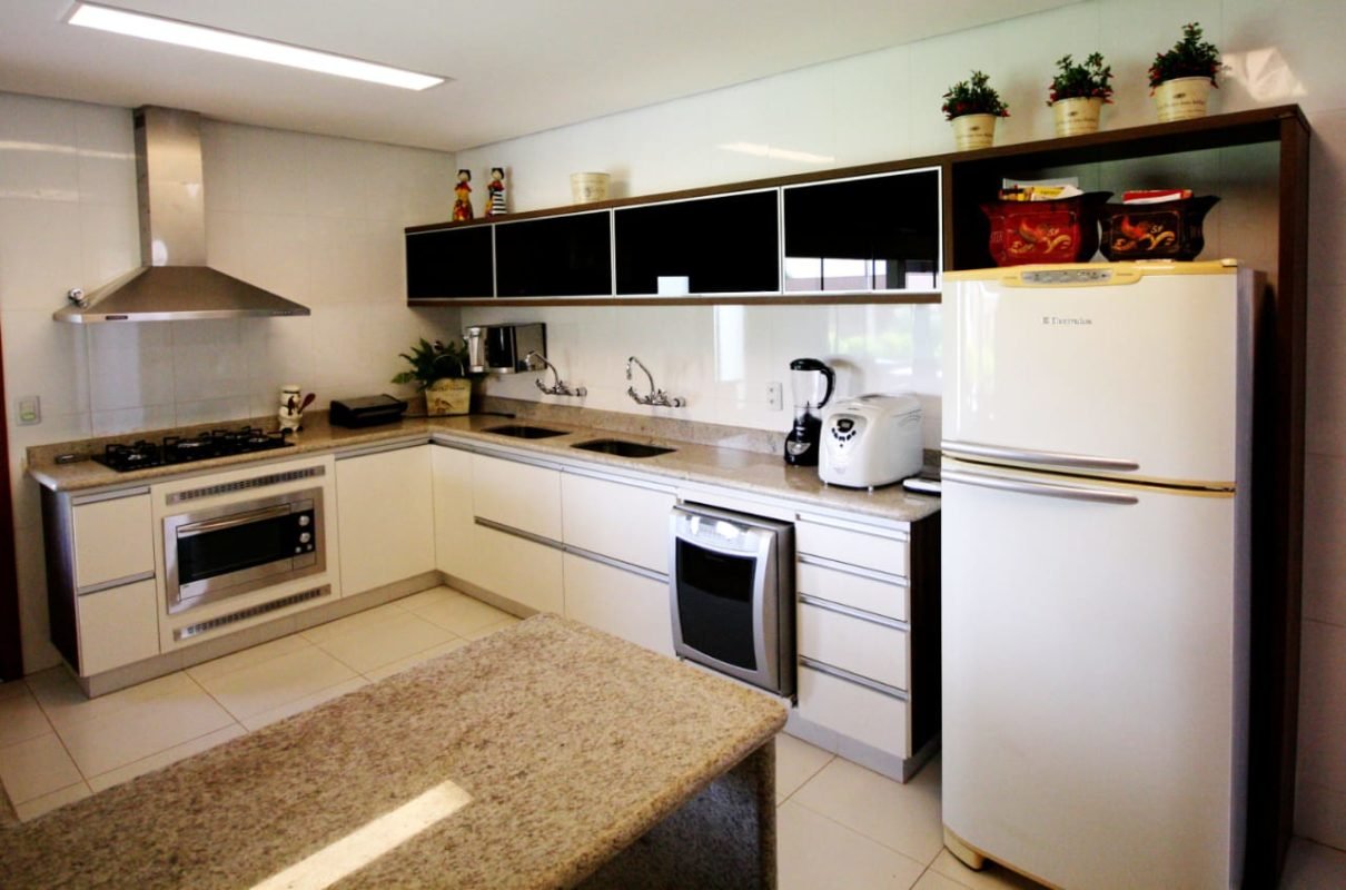 imagem de armário de cozinha planejado em cozinha grande